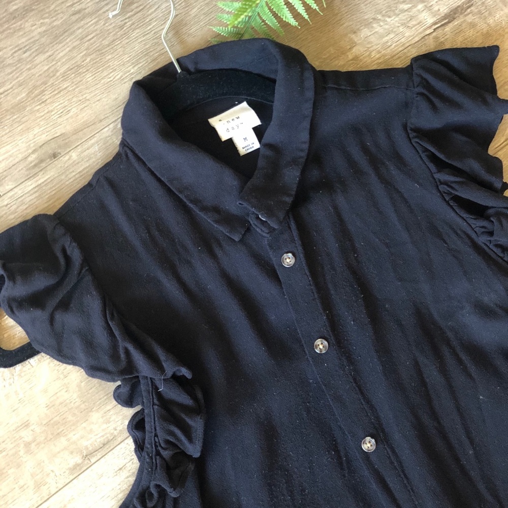 Target - Ruffle sleeveless black lien top!